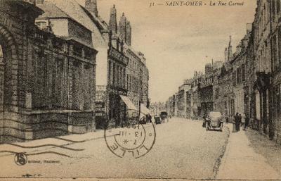 Sur cette vue on aperçoit le musée ( hôtel Sandelin )sur la gauche,et sur la droite une des rares automobiles,qui circulaient dans St Omer. 